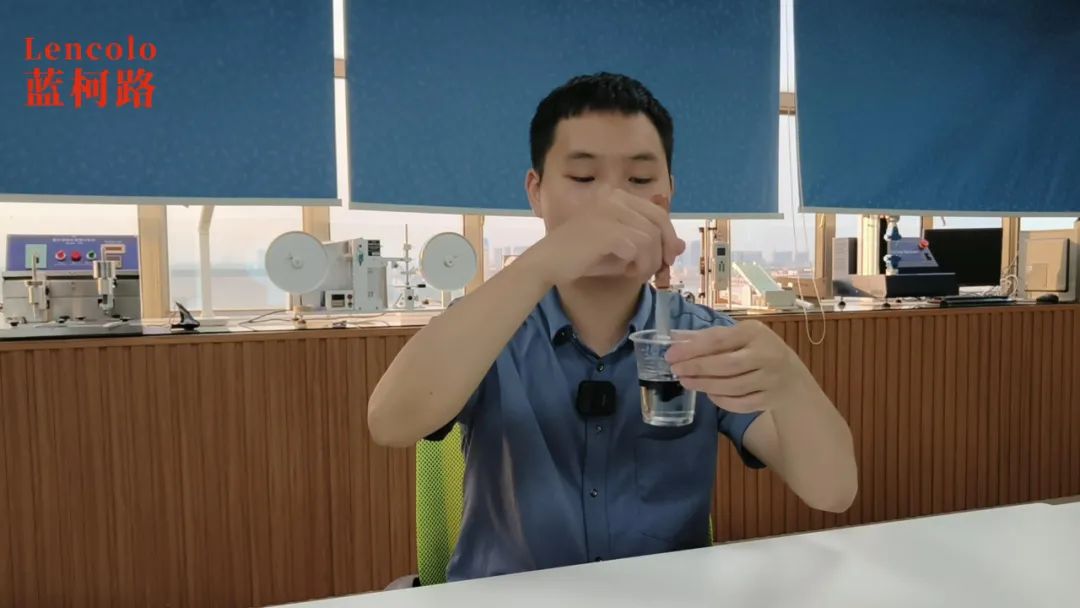 加色性好，添加一點色精或色漿即可攪拌分散均勻